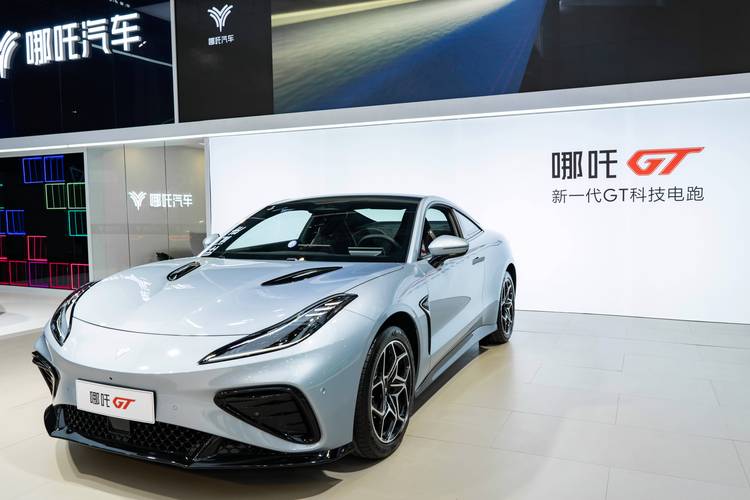 成都87哪吒汽车在智能汽车领域的表现，领途汽车在新能源汽车市场中的影响力